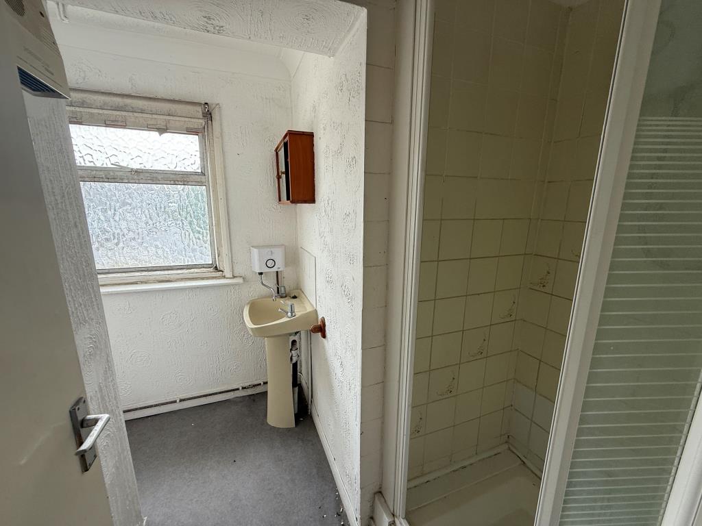 Lot: 40847 - TO BE OFFERED IN OUR DECEMBER AUCTION - FREEHOLD BLOCK FOR INVESTMENT - Flat C Shower room with W.C.